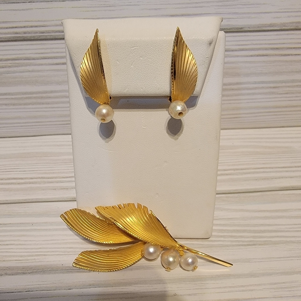 Vintage IPS 12K Gold Filled Cultured Pearl Brooch Clip Earrings Set